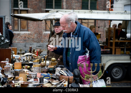 Gent in Ostflandern-Oost-Vlaanderen, Belgien. Die historische Altstadt. Der Sonntagmorgen Flohmarkt neben St. Jacobs C Stockfoto