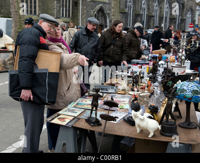 Gent in Ostflandern-Oost-Vlaanderen, Belgien. Die historische Altstadt. Der Sonntagmorgen Flohmarkt neben St. Jacobs C Stockfoto