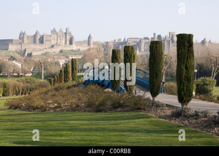 Blick vom Park zwischen der Neustadt und die alten Mauern umgebene Stadt Carcassonne Stockfoto