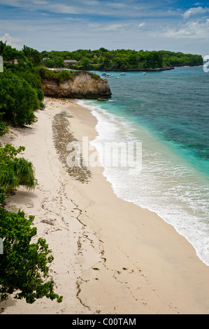 Mushroom Bay ist ein schönen abgelegenen weißen Sandstrand auf Nusa Lembongan, nicht weit vom Festland Bali, Indonesien. Stockfoto