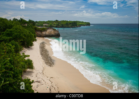 Mushroom Bay ist ein schönen abgelegenen weißen Sandstrand auf Nusa Lembongan, nicht weit vom Festland Bali, Indonesien. Stockfoto