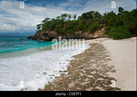 Mushroom Bay ist ein schönen abgelegenen weißen Sandstrand auf Nusa Lembongan, nicht weit vom Festland Bali, Indonesien. Stockfoto