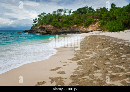 Mushroom Bay ist ein schönen abgelegenen weißen Sandstrand auf Nusa Lembongan, nicht weit vom Festland Bali, Indonesien. Stockfoto