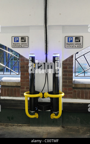 Elektrofahrzeug-Ladestationen an Str. Marys Parkplatz in Sunderland, North East England Stockfoto