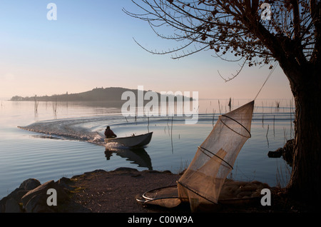 Italien - Fischer - Trasimeno See - Blick von Passignano Dorf am See - typische Fischernetz genannt Nassa Stockfoto