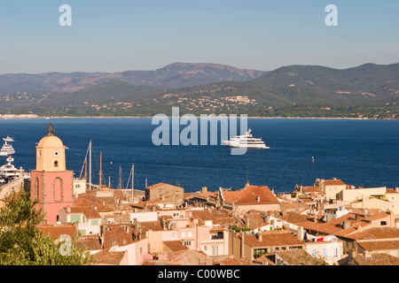 Erhöhten Blick auf den Uhrturm in St. Tropez, Frankreich Stockfoto