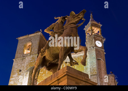 Statue von Pizarro & Kirche San Martin in der Nacht, Trujillo, Extremadura, Spanien Stockfoto