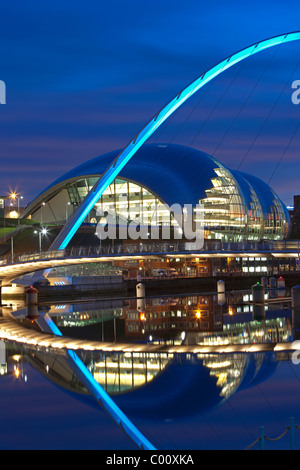 Reflexionen der Sage Gateshead und Gateshead Millennium Bridge über den Fluss Tyne in der Nacht, Newcastle Gateshead, Tyne and Wear Stockfoto