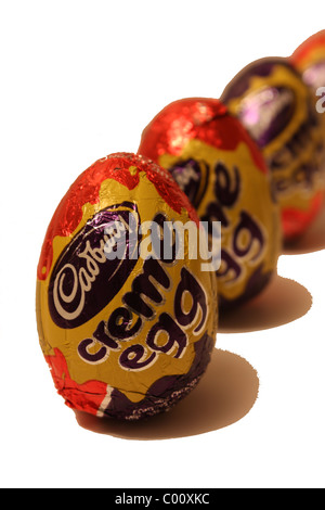 Die Cadbury Creme Eiern in einer Reihe Stockfoto