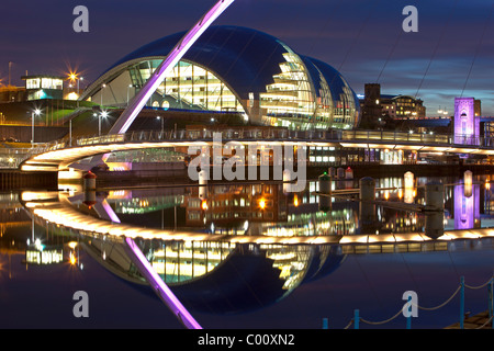 Reflexionen der Sage Gateshead und Gateshead Millennium Bridge über den Fluss Tyne in der Nacht, Newcastle Gateshead, Tyne and Wear Stockfoto