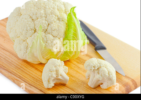 Blumenkohl Kohl auf Holzbrett isoliert auf weißem Hintergrund Stockfoto