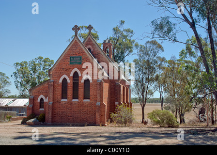 St. Alban anglikanische Kirche, Tungamah, Victoria, Australien befindet sich in einer kleinen Weizen-Stadt mit vielen historischen Gebäuden. Stockfoto