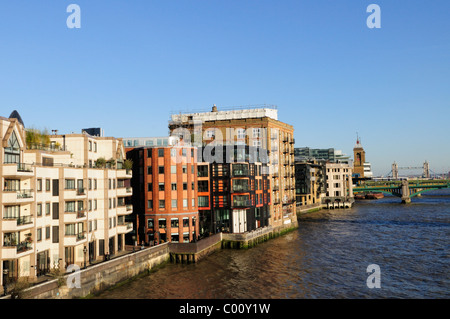 Wohnungen und Gebäude am nördlichen Ufer des Flusses Themse, London, England, UK Stockfoto