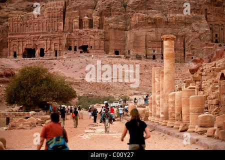 Die Colonnaded Straße und die königlichen Gräber in den Hintergrund, Petra, Jordanien. Stockfoto