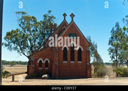 St. Alban anglikanische Kirche, Tungamah, Victoria, Australien befindet sich in einer kleinen Weizen-Stadt mit vielen historischen Gebäuden. Stockfoto