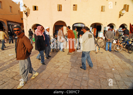 Algerien, Ghardaia, Menschen auf dem Marktplatz mit verschiedenen essbaren Objekten angeordnet in Säcken zum Verkauf Stockfoto