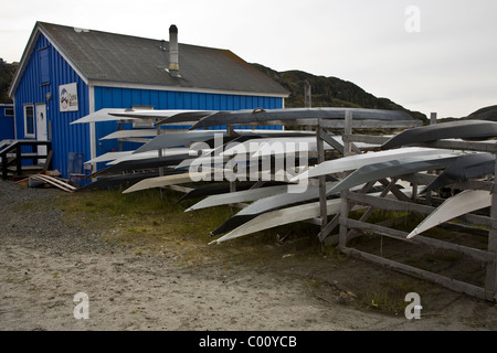 Traditionelle Kajaks dienen nach wie vor von einigen Einheimischen Grönländer zu jagen und Fischen, Sisimiut, Greenalnd Stockfoto