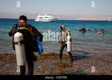 Taucher in das Rote Meer, Aqaba, Jordanien. Stockfoto