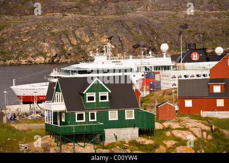 MS FRAM fordert Sisimiut, eine bunte Westküste Stadt, die als zweitgrößte Siedlung Grönlands zählt Stockfoto