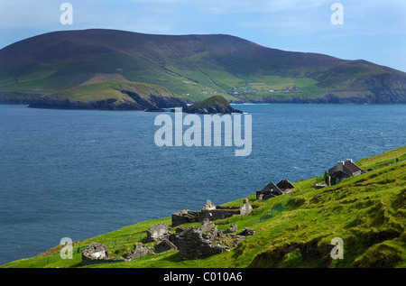 Evakuierten Häuser auf Great Blasket Island, den Blasket Inseln vor Slea Head auf der Halbinsel Dingle, County Kerry, Irland Stockfoto