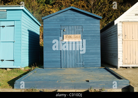 Strandhütte entlang des Strandes zwischen Sandown und Shanklin, Isle Of Wight, Hampshire England uk Stockfoto