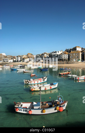 Kleine Fischerboote und Freizeitboote vertäut am St Ives Hafen, Cornwall, England, uk Stockfoto