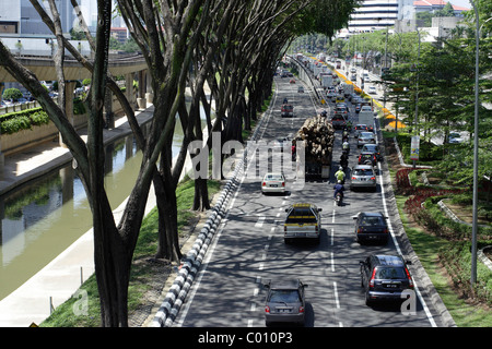 Von Bäumen gesäumten Straße in Kuala Lumpur, Malaysia Stockfoto