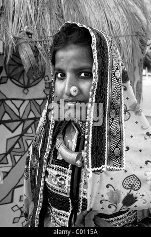 Mädchen in traditionellen indischen Stammes-Kleid. Diese Art der Trachtenmode ist in Rajasthan und Gujarat Staaten, Nord-Indien getragen Stockfoto