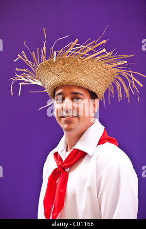 Ein Mann gekleidet in Tracht Puerto Rico San Sebastian Festival in San Juan, Puerto Rico. Stockfoto