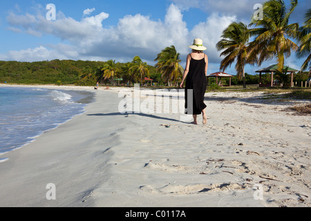 Eine Frau geht Red Strand (Playa Caracas) entlang auf Vieques Island, Puerto Rico. Stockfoto