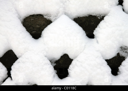 Schneeschmelze auf Gartenmauer Stockfoto