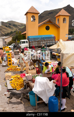 Aufgenommen am Zumbahua Samstag Indiomarkt, Ecuador, in der Nähe von Latacunga und Quilotoa Kratersee Stockfoto