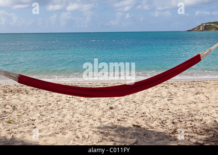 Hängematte am Strand von Kokospalmen Sunbay in Vieques Island, Puerto Rico. Stockfoto