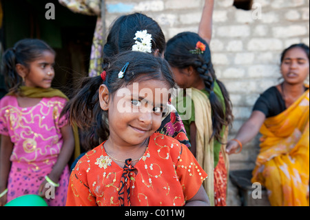 Neugierig glücklich Indianerdorf Mädchen. Andhra Pradesh, Indien Stockfoto