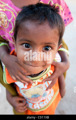 Junge neugierige junge glücklich Indianerdorf. Andhra Pradesh, Indien Stockfoto