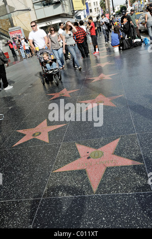 HOLLYWOOD - April 2: The Hollywood Walk of Fame am Hollywood Boulevard entlang zieht Touristen aus der ganzen Welt. Stockfoto