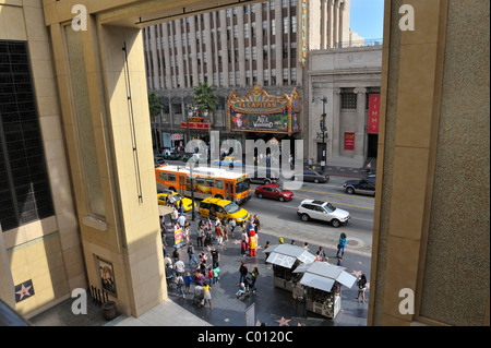 HOLLYWOOD - April 2: Ansicht des Hollywood Boulevard nach unten aus dem Kodak Theater in Richtung El Capitan Theatre, 2010 Stockfoto