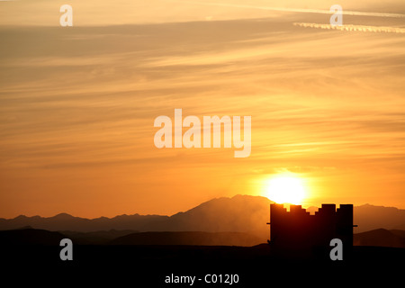 Sonnenuntergang über einem Wachturm im Port Ghalib Resort in Ägypten. Stockfoto