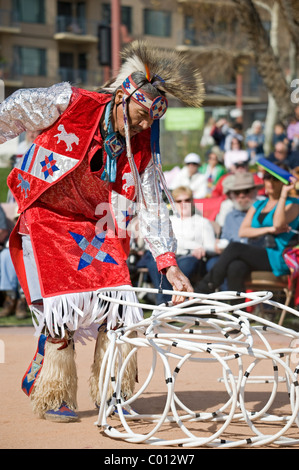 Tänzerin in der Senior Division bei der 2011 World Championship Hoop Dance Contest im Heard Museum, Phoenix, Arizona, USA Stockfoto