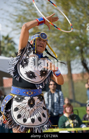 Tänzerin in der Senior Division bei der 2011 World Championship Hoop Dance Contest im Heard Museum, Phoenix, Arizona, USA Stockfoto