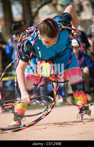 Mädchen-Tänzerin in der Teen Conference 2011 World Championship Hoop Dance Contest im Heard Museum in Phoenix, Arizona, USA Stockfoto