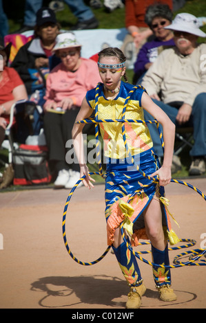 Mädchen-Tänzerin in der Teen Conference 2011 World Championship Hoop Dance Contest im Heard Museum in Phoenix, Arizona, USA Stockfoto