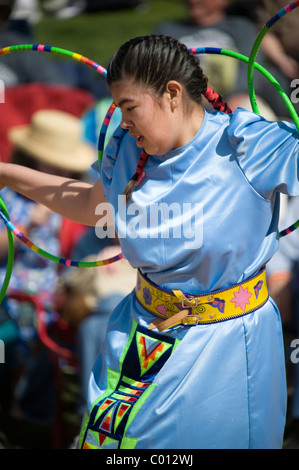 Mädchen-Tänzerin in der Teen Conference 2011 World Championship Hoop Dance Contest im Heard Museum in Phoenix, Arizona, USA Stockfoto