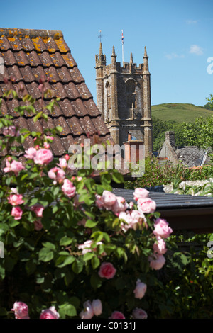 Cerne Abbas Kirche im Dorf von Cerne Abbas inmitten einer schönen Dorset Landschaft im Sommer Stockfoto