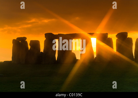 Sonnenuntergang am 22. Dezember in Stonehenge, Wiltshire Stockfoto