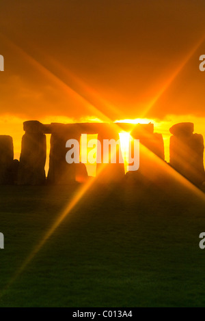 Sonnenuntergang am 22. Dezember in Stonehenge, Wiltshire Stockfoto