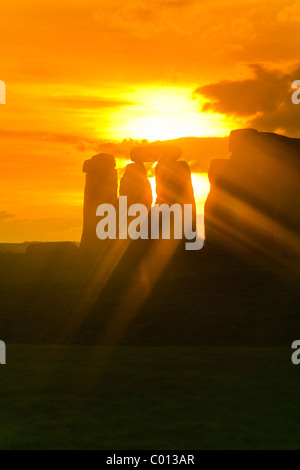 Sonnenuntergang am 22. Dezember in Stonehenge, Wiltshire Stockfoto