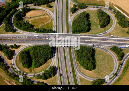 Luftbild, A40 und A45 Autobahn Kreuzung, genannt Sauerlandlinie, Ruhr. 2010 Aktion Still-Leben auf der A 40, Dortmund, Ruhrgebiet Stockfoto