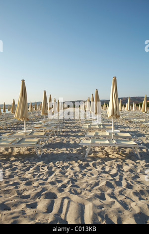 Sonnenschirme und Liegestühle am Strand in den Morgen, Sardinien, Italien, Europa Stockfoto