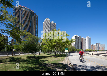 Radfahrer auf Lakefront Trail, Gold Coast, Chicago, Illinois, USA Stockfoto